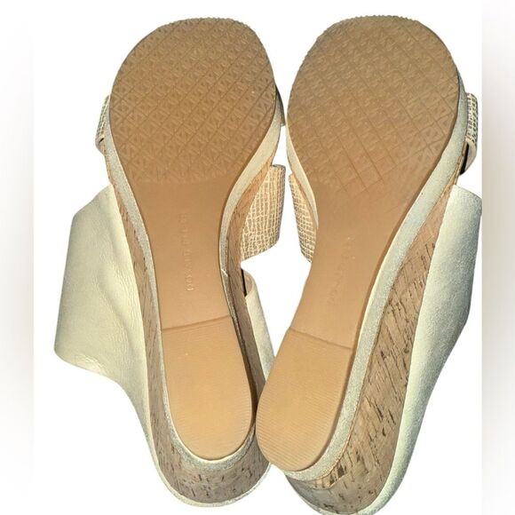 NWOB  Donald Pliner Montce 26 Wedge Sandal Size 9  Gold Metallic - Picture 6 of 11